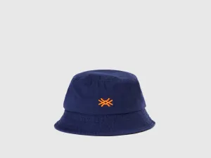 DARK BLUE HAT WITH EMBROIDERED LOGO
